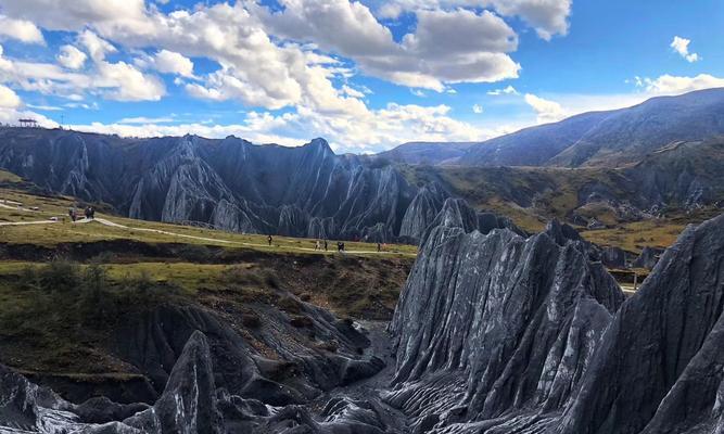 攻略阿尔卑斯出装，尽享山岳之美（徒步爱好者的必备指南，解锁阿尔卑斯之旅）